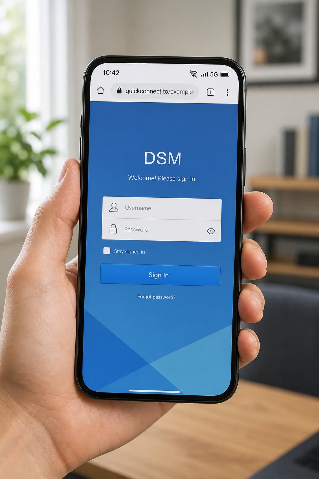 Un smartphone tenu en main affiche la page de connexion DSM dans un navigateur mobile, avec une icône 4G active et le Wi-Fi désactivé, tandis que l